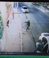 Videocámaras de vigilancia captaron el momento en que tres hombres despojaron de sus pertenencias a dos personas cuando iban a subirse a su automóvil / Captura de pantalla